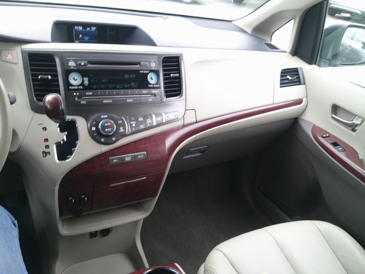 Toyota Sienna XLE FWD 8-Passenger V6 2013