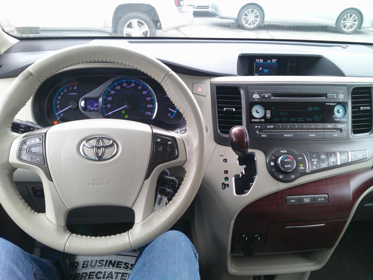 Toyota Sienna XLE FWD 8-Passenger V6 2013