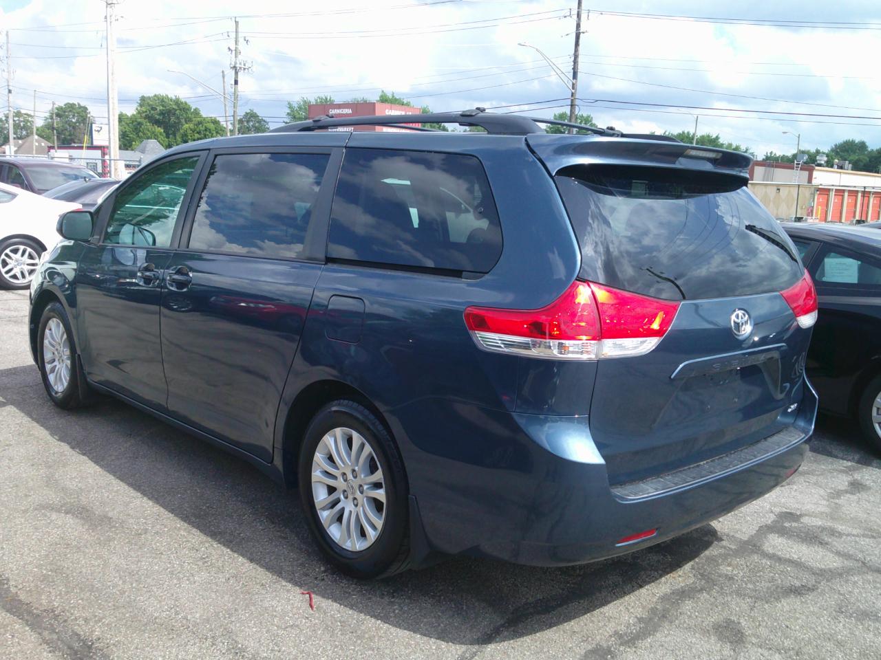 Toyota Sienna XLE FWD 8-Passenger V6 2013