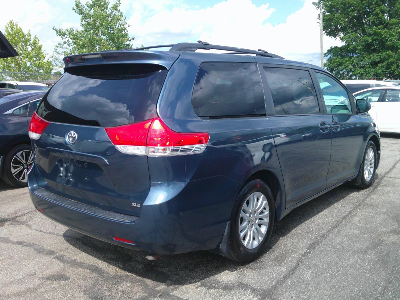 Toyota Sienna XLE FWD 8-Passenger V6 2013
