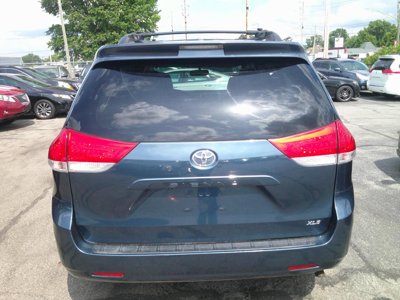 Toyota Sienna XLE FWD 8-Passenger V6 2013