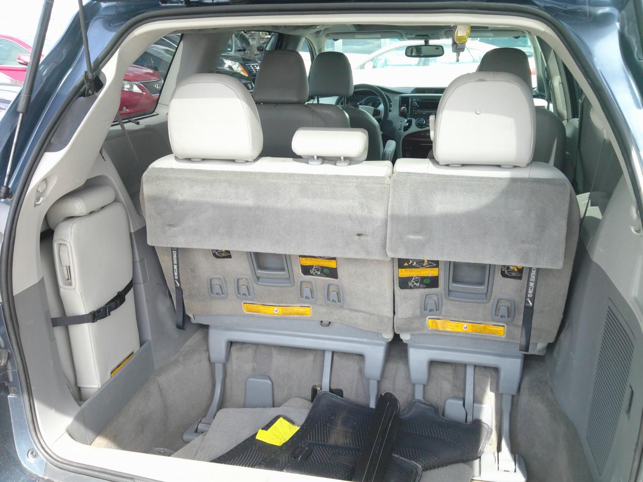 Toyota Sienna XLE FWD 8-Passenger V6 2013