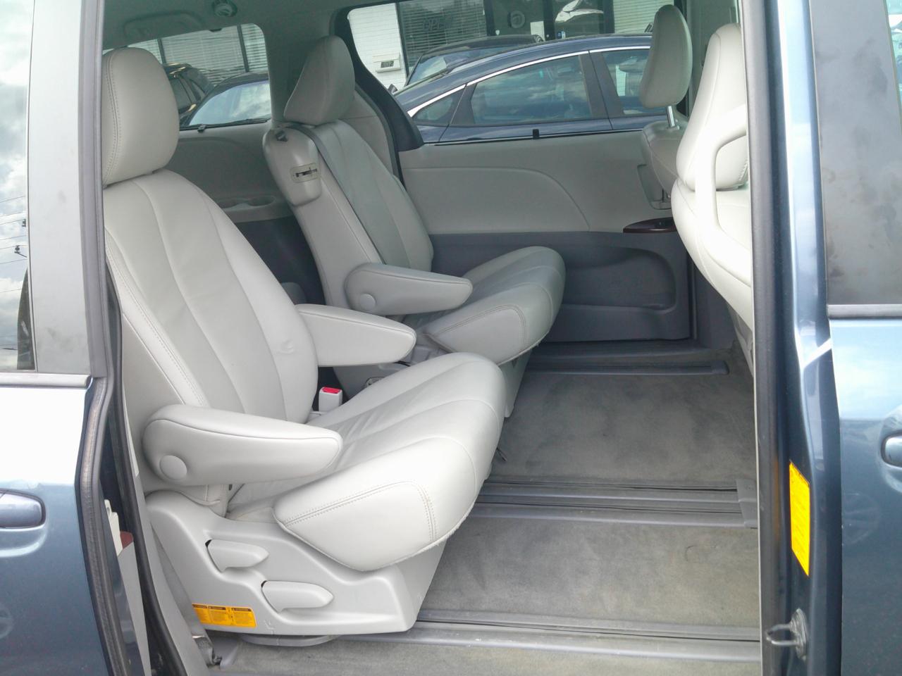 Toyota Sienna XLE FWD 8-Passenger V6 2013