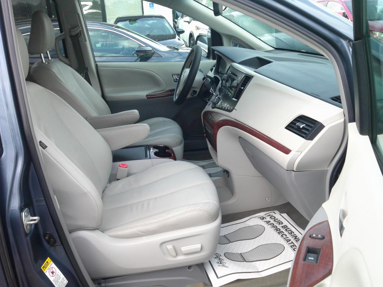 Toyota Sienna XLE FWD 8-Passenger V6 2013