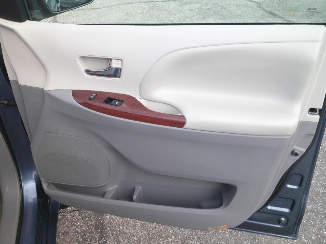 Toyota Sienna XLE FWD 8-Passenger V6 2013