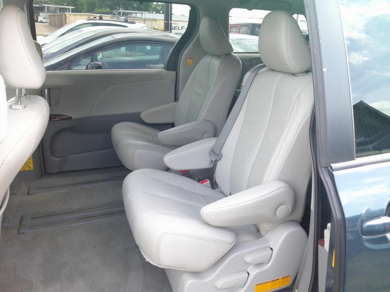 Toyota Sienna XLE FWD 8-Passenger V6 2013