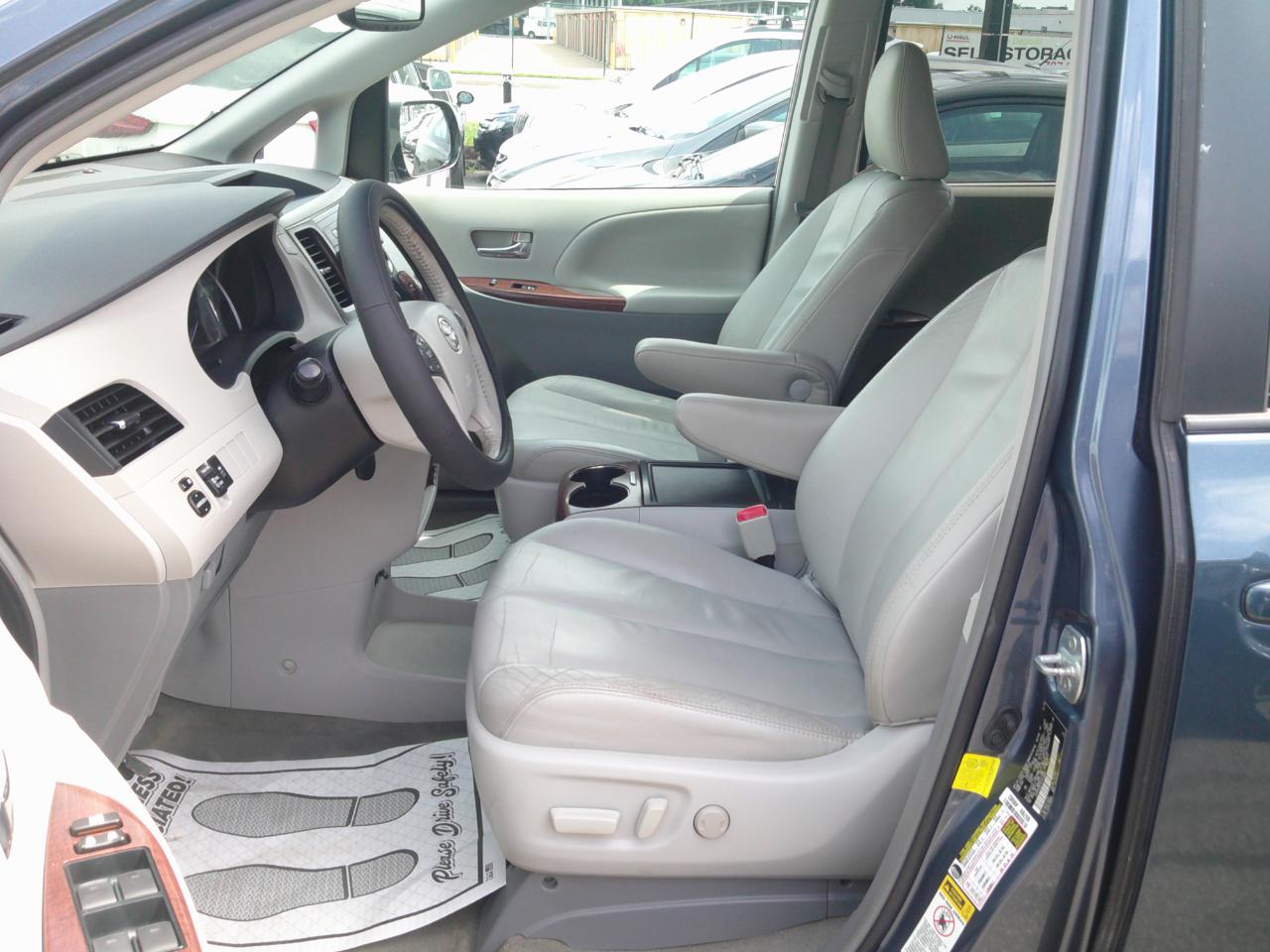 Toyota Sienna XLE FWD 8-Passenger V6 2013