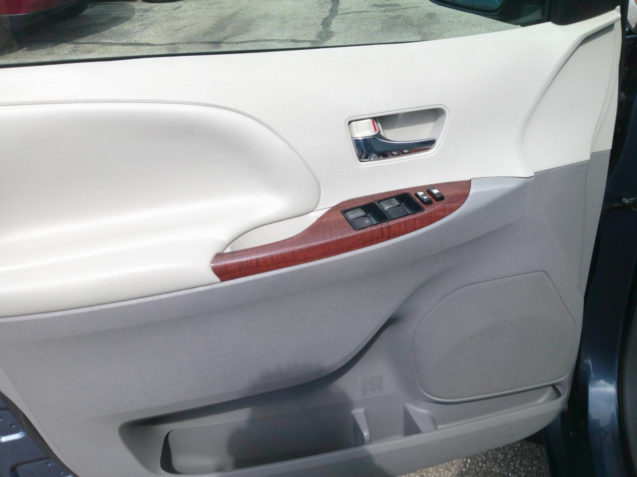 Toyota Sienna XLE FWD 8-Passenger V6 2013