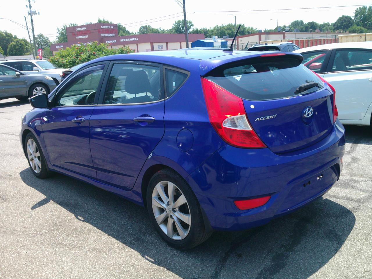 Hyundai Accent SE 5-Door 2012