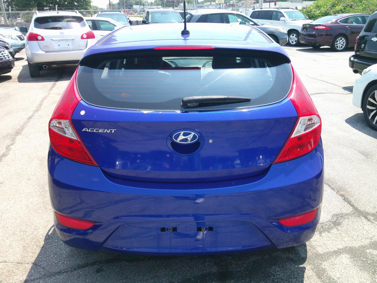 Hyundai Accent SE 5-Door 2012