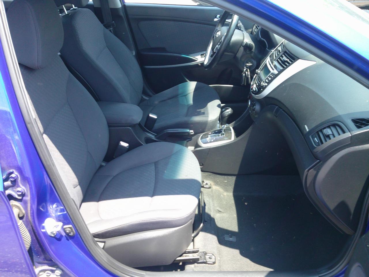 Hyundai Accent SE 5-Door 2012