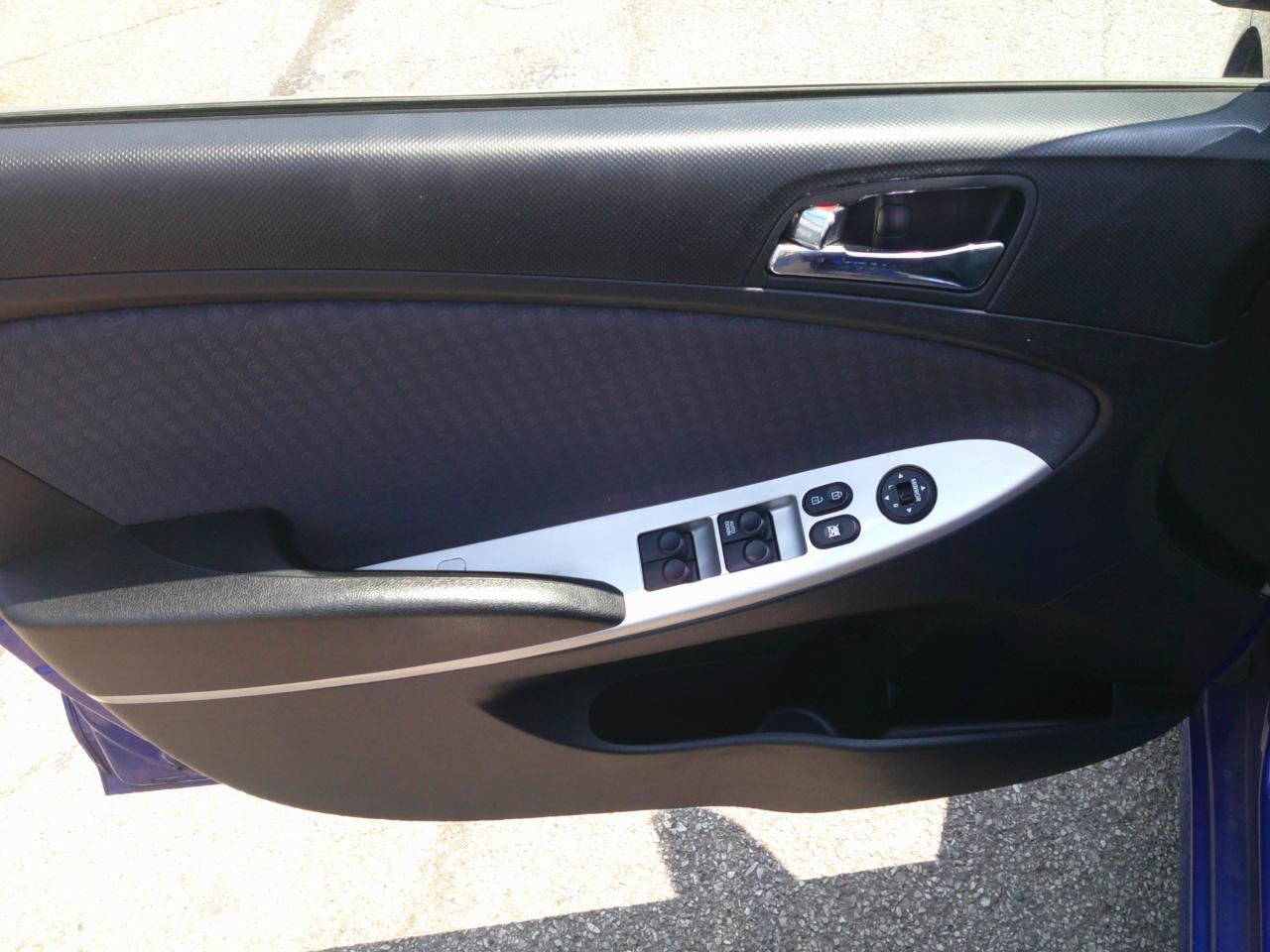 Hyundai Accent SE 5-Door 2012