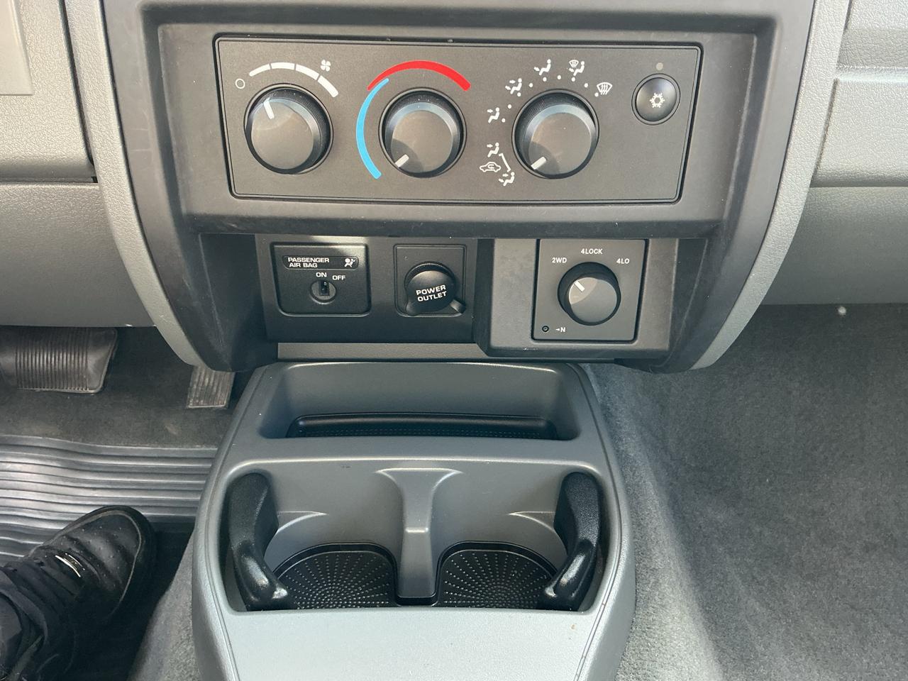 Dodge Dakota ST Club Cab 4WD 2005