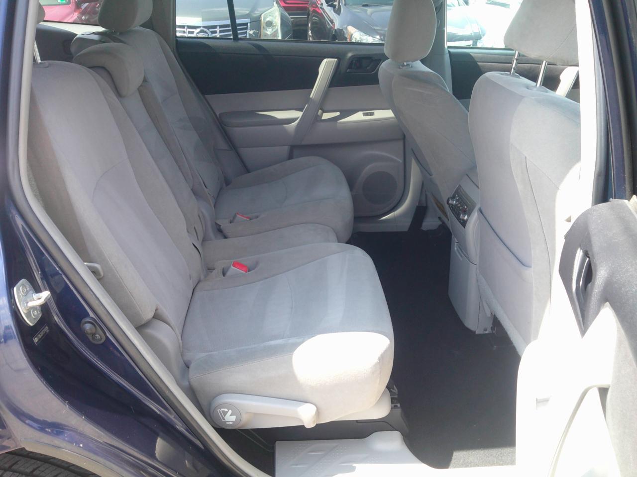 Toyota Highlander Base 4WD 2012