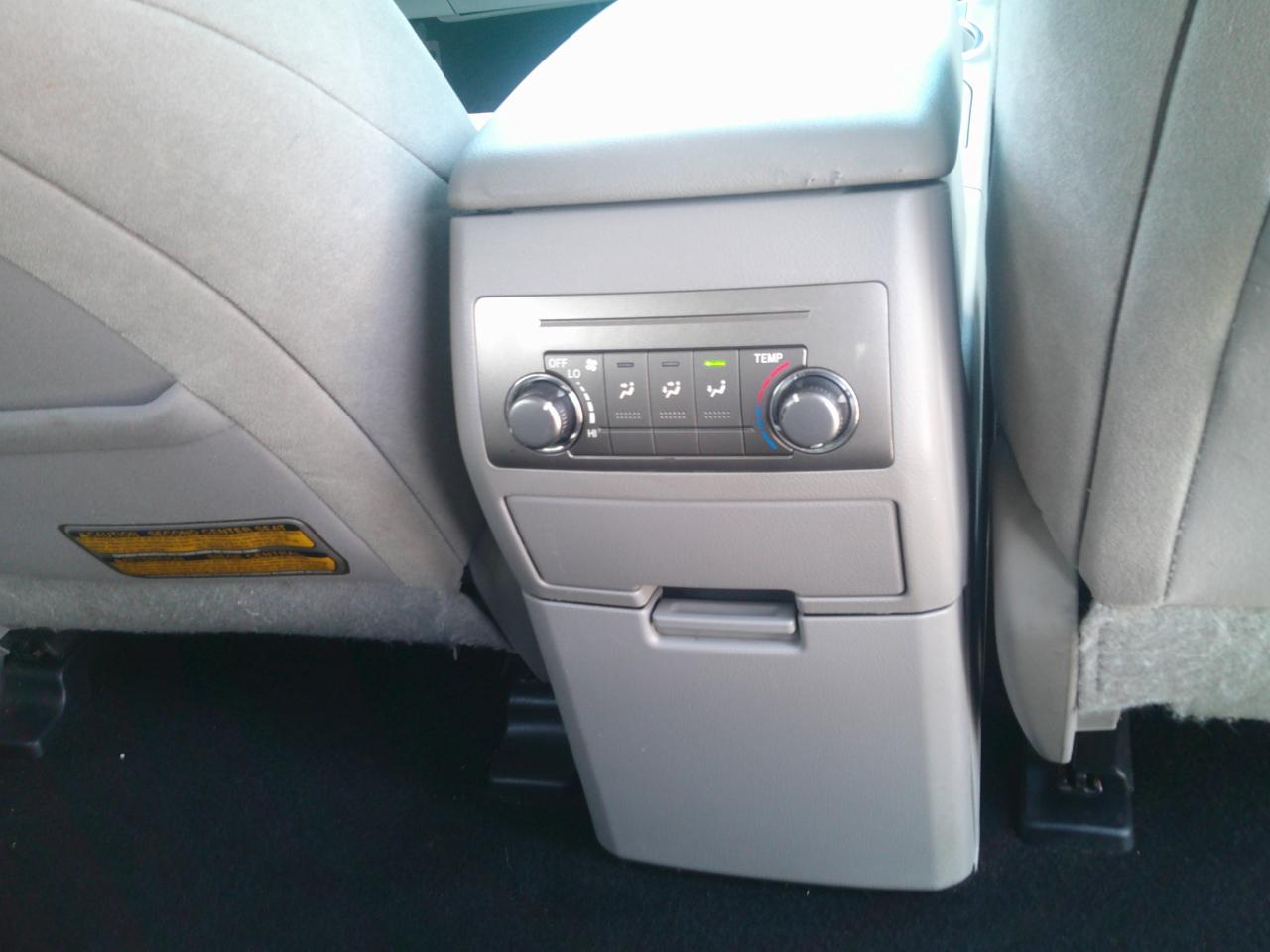 Toyota Highlander Base 4WD 2012