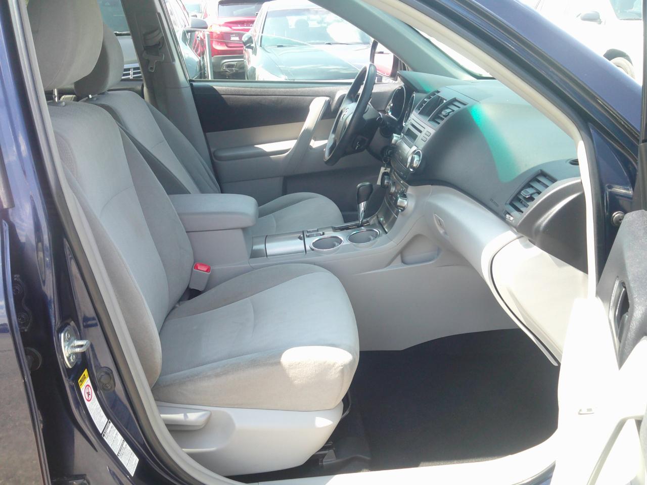 Toyota Highlander Base 4WD 2012