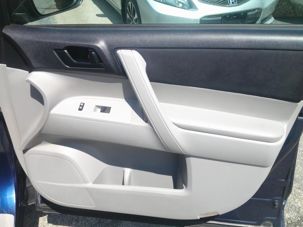 Toyota Highlander Base 4WD 2012