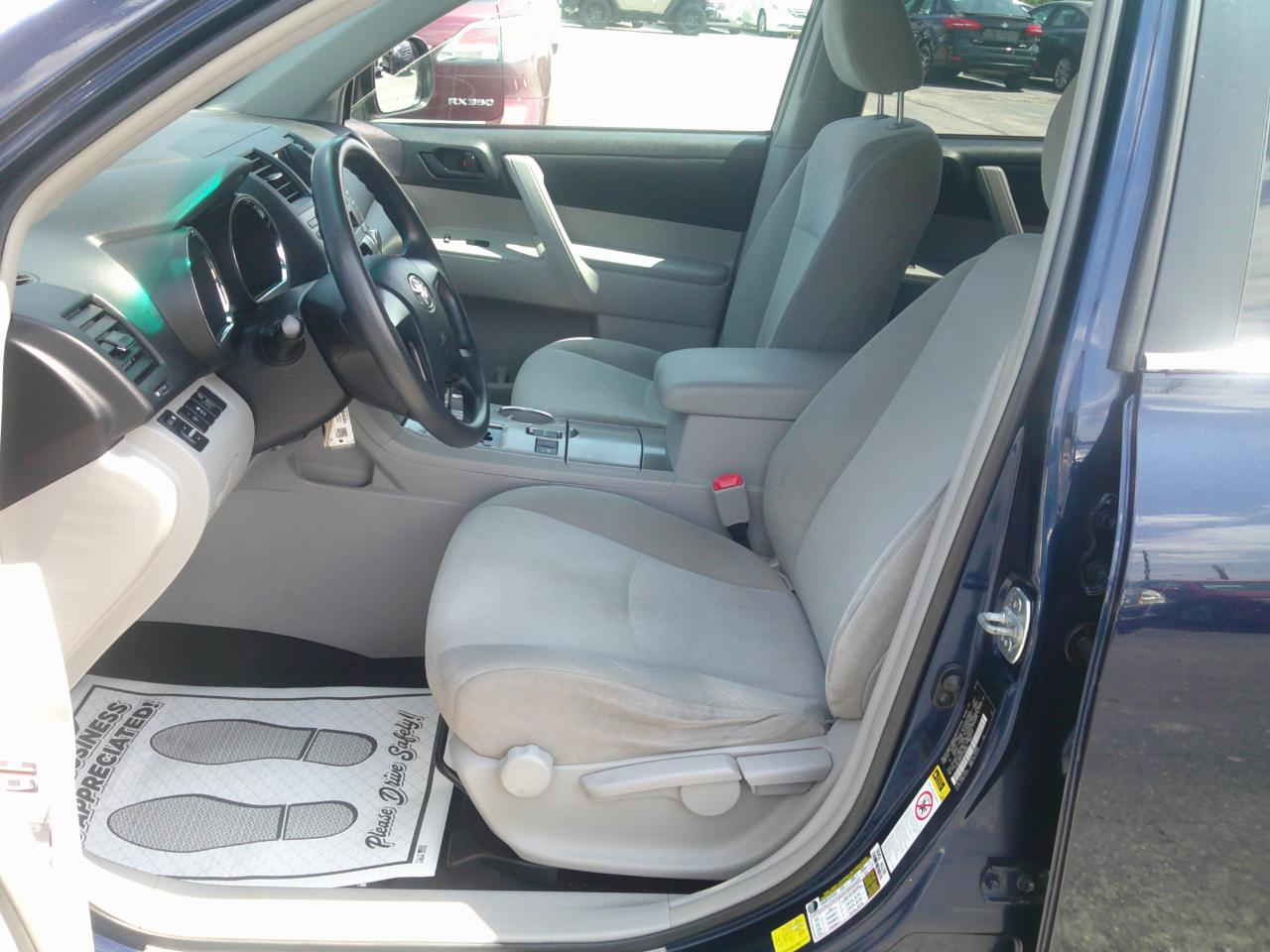Toyota Highlander Base 4WD 2012
