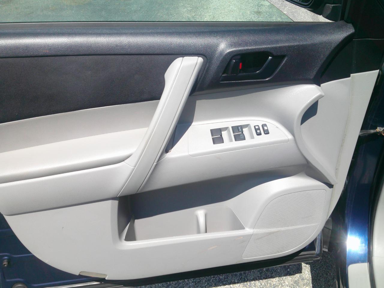 Toyota Highlander Base 4WD 2012