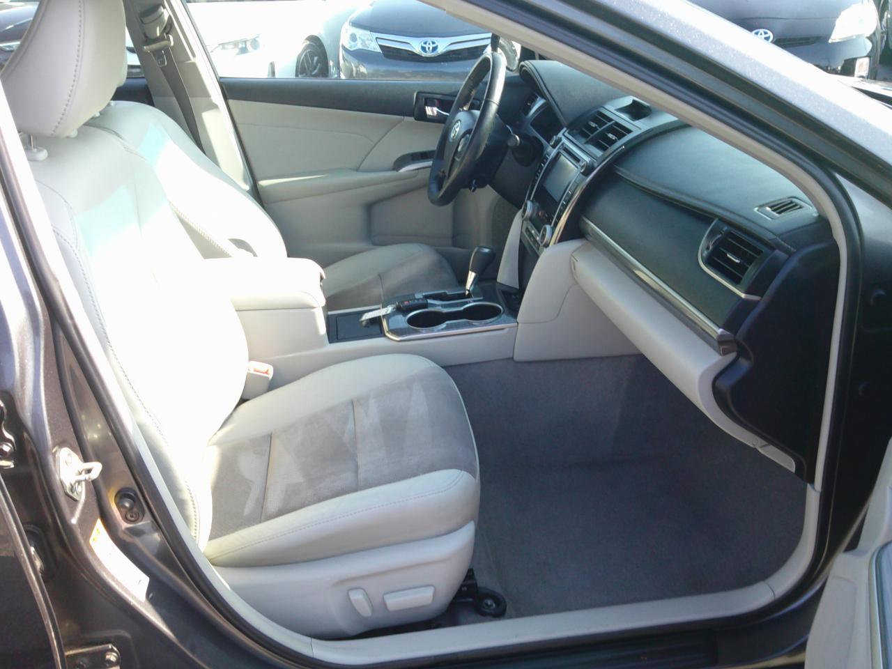 Toyota Camry Hybrid XLE 2013