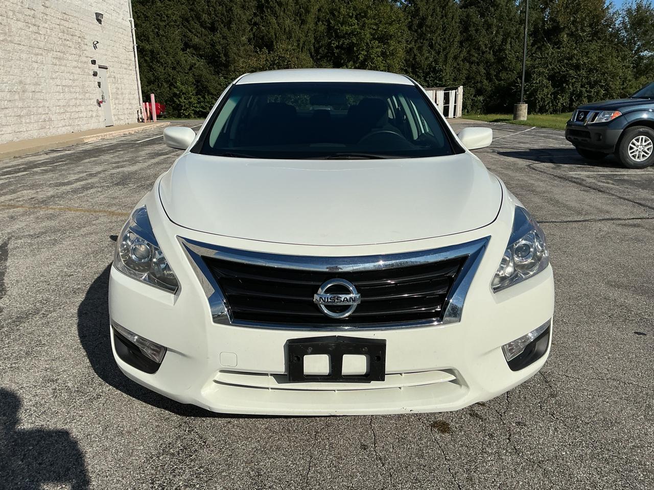 Nissan Altima photo 2