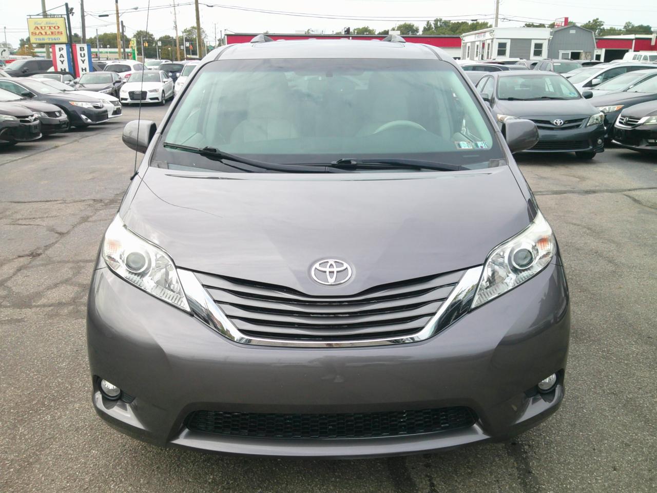 Toyota Sienna Limited 7-Pass V6 2011