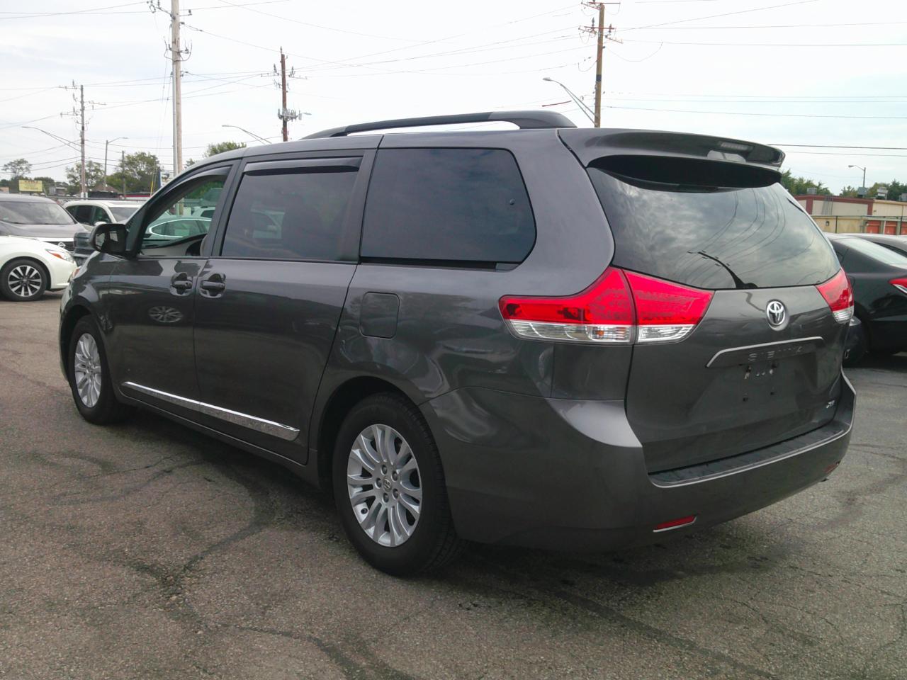 Toyota Sienna Limited 7-Pass V6 2011