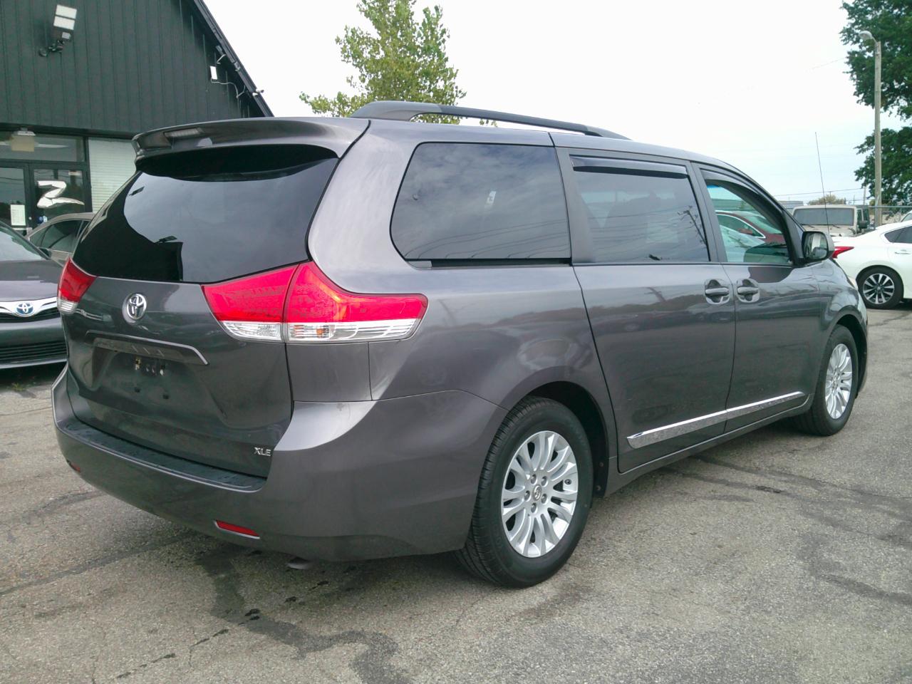 Toyota Sienna Limited 7-Pass V6 2011