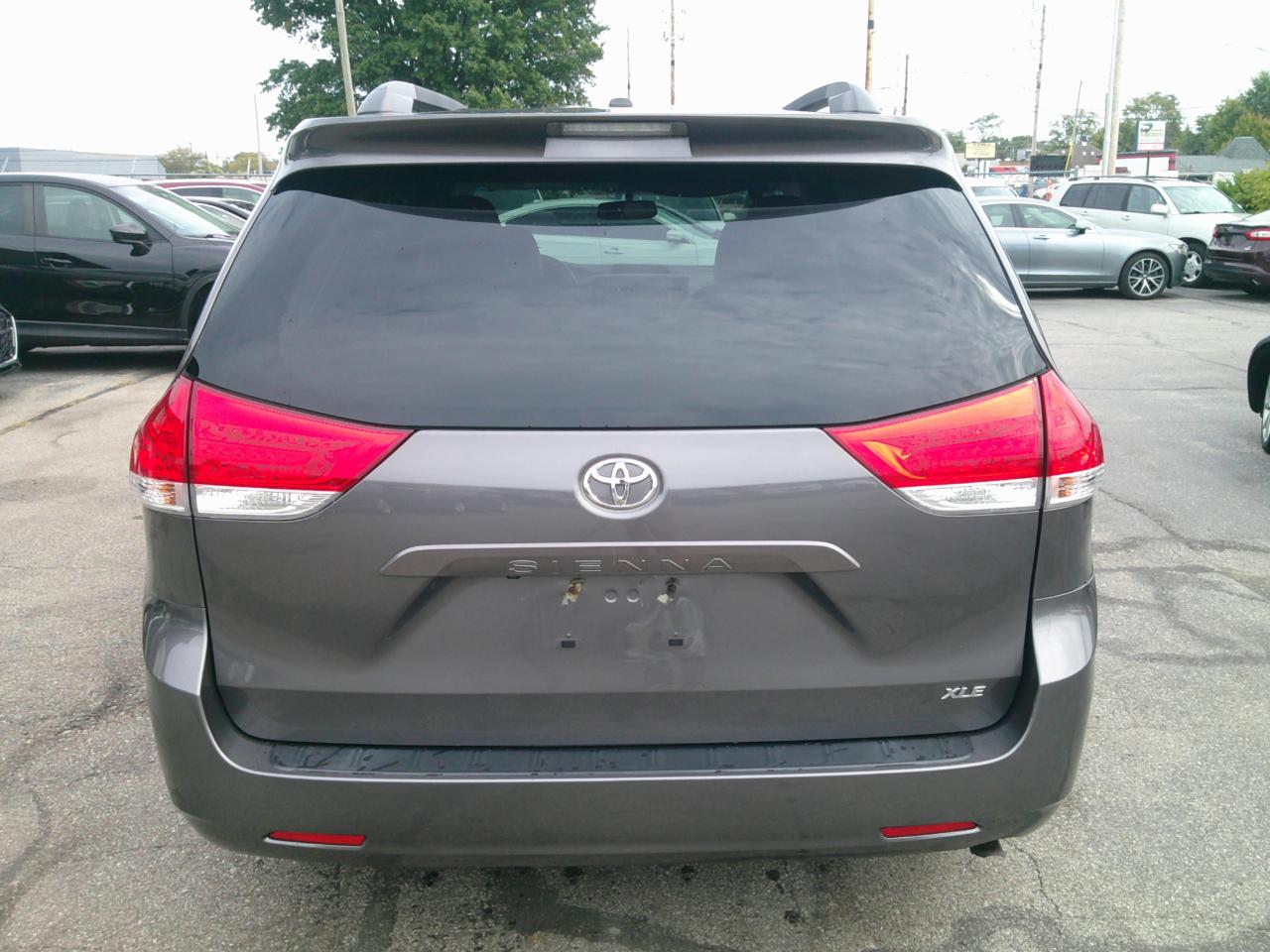 Toyota Sienna Limited 7-Pass V6 2011