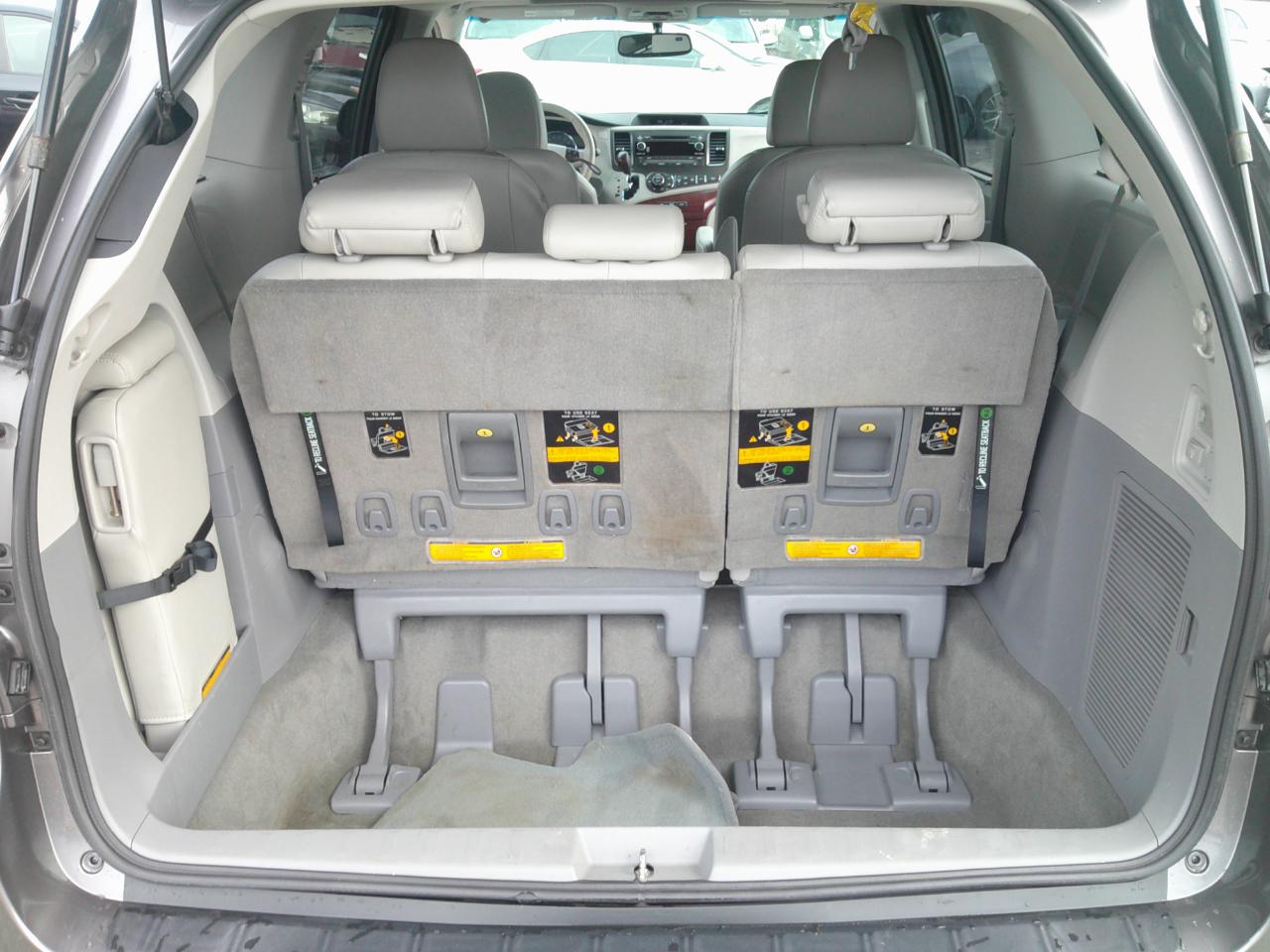 Toyota Sienna Limited 7-Pass V6 2011