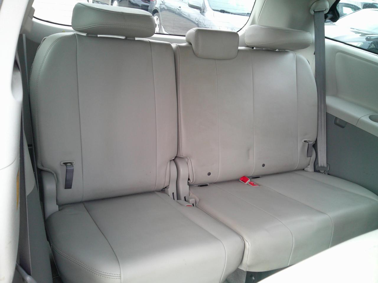 Toyota Sienna Limited 7-Pass V6 2011