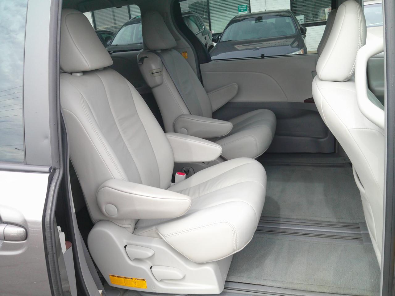 Toyota Sienna Limited 7-Pass V6 2011