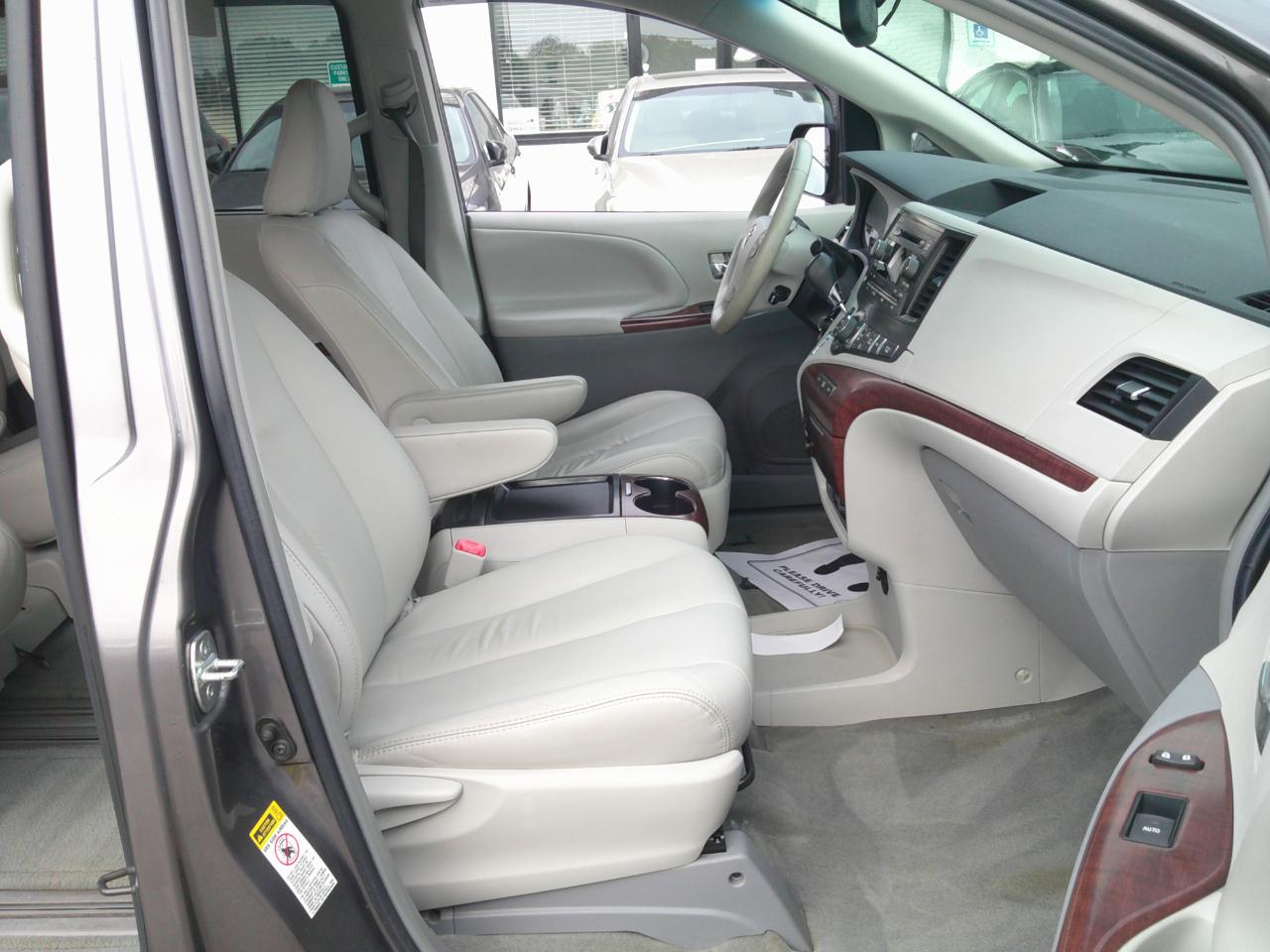 Toyota Sienna Limited 7-Pass V6 2011
