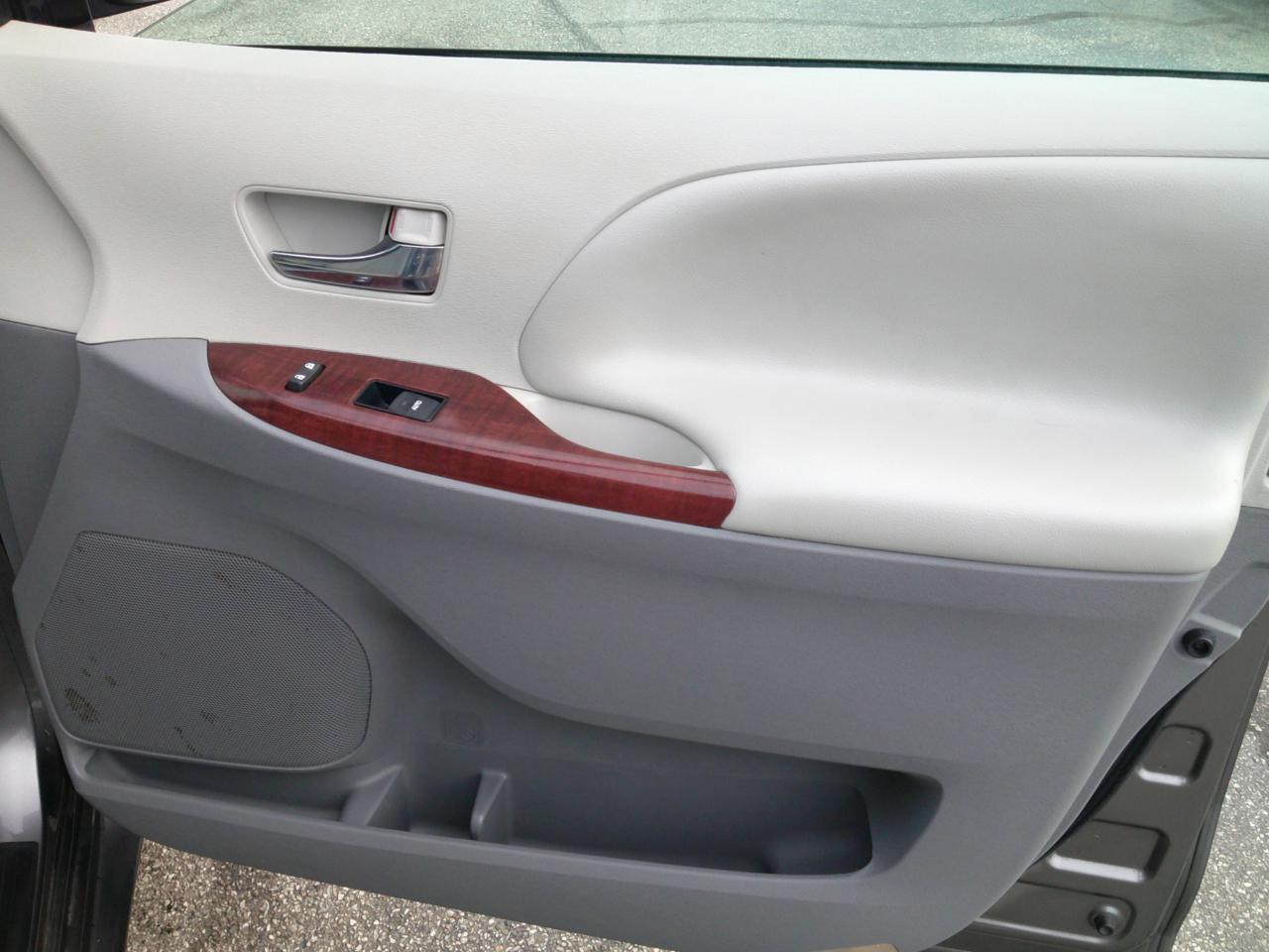 Toyota Sienna Limited 7-Pass V6 2011