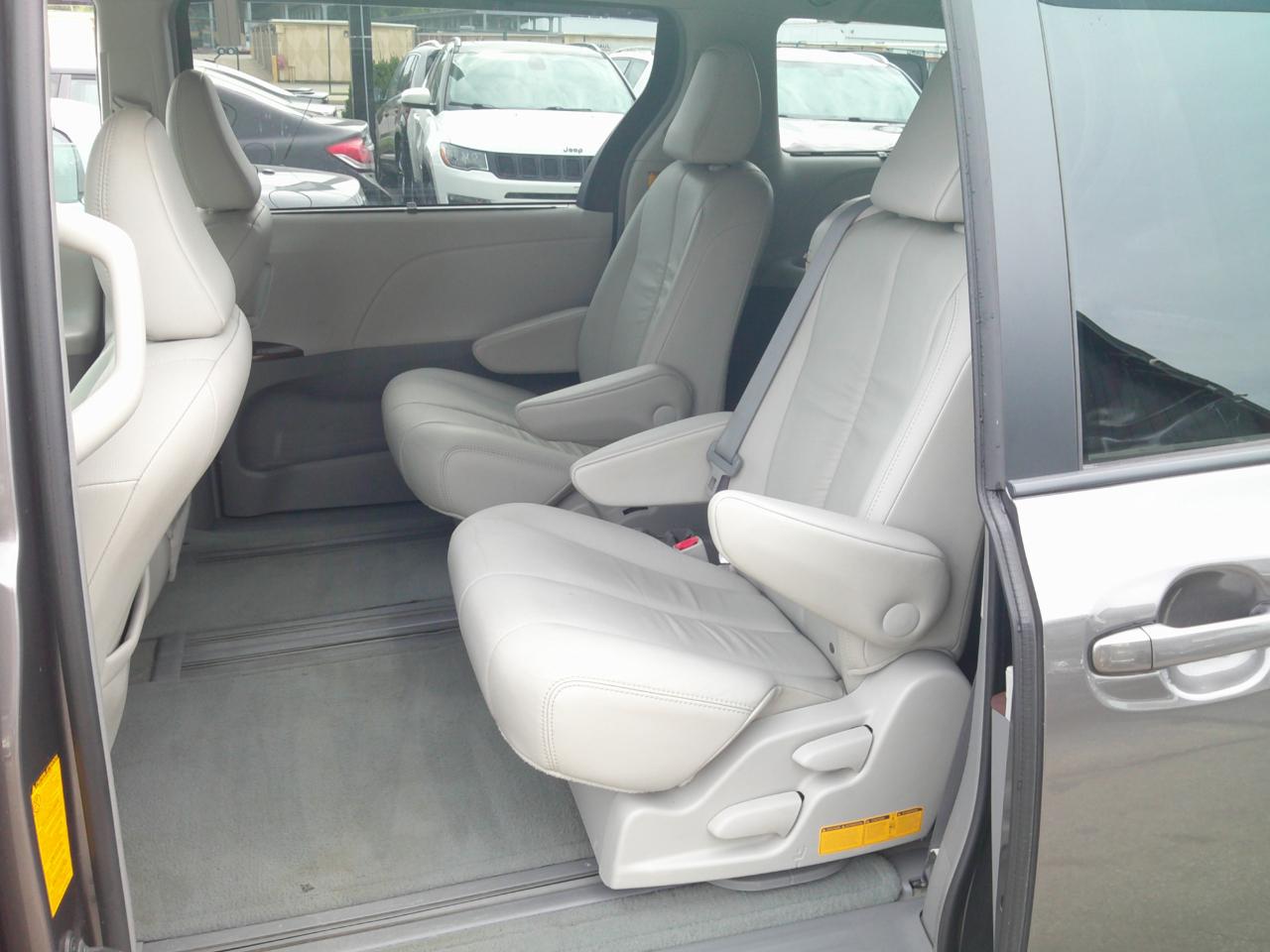 Toyota Sienna Limited 7-Pass V6 2011