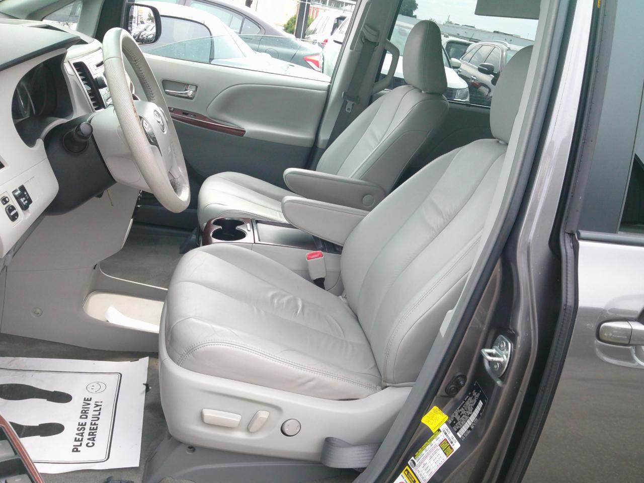 Toyota Sienna Limited 7-Pass V6 2011