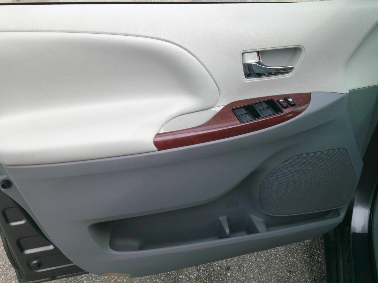 Toyota Sienna Limited 7-Pass V6 2011