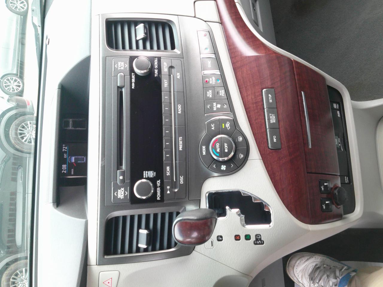 Toyota Sienna Limited 7-Pass V6 2011