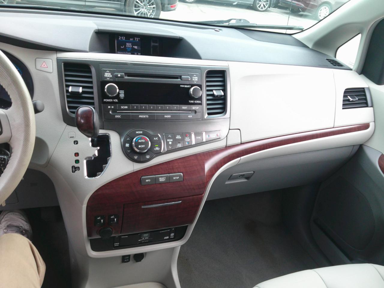 Toyota Sienna Limited 7-Pass V6 2011