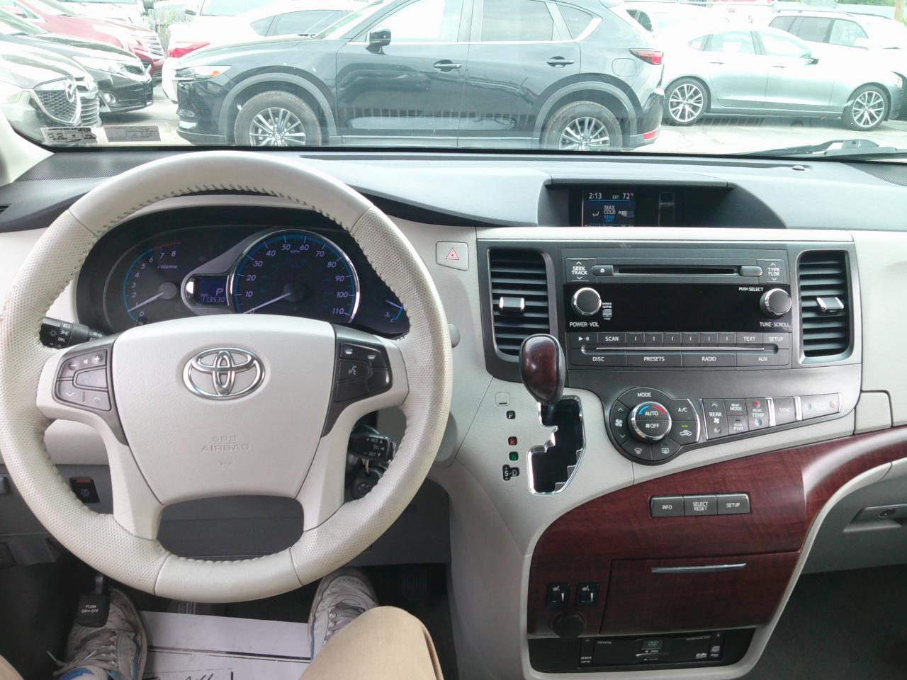 Toyota Sienna Limited 7-Pass V6 2011