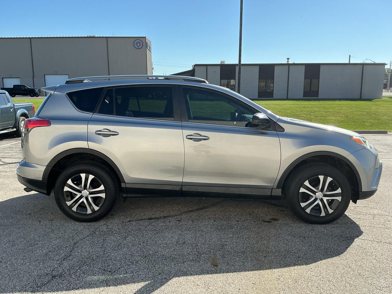 Toyota RAV4 LE FWD 2017
