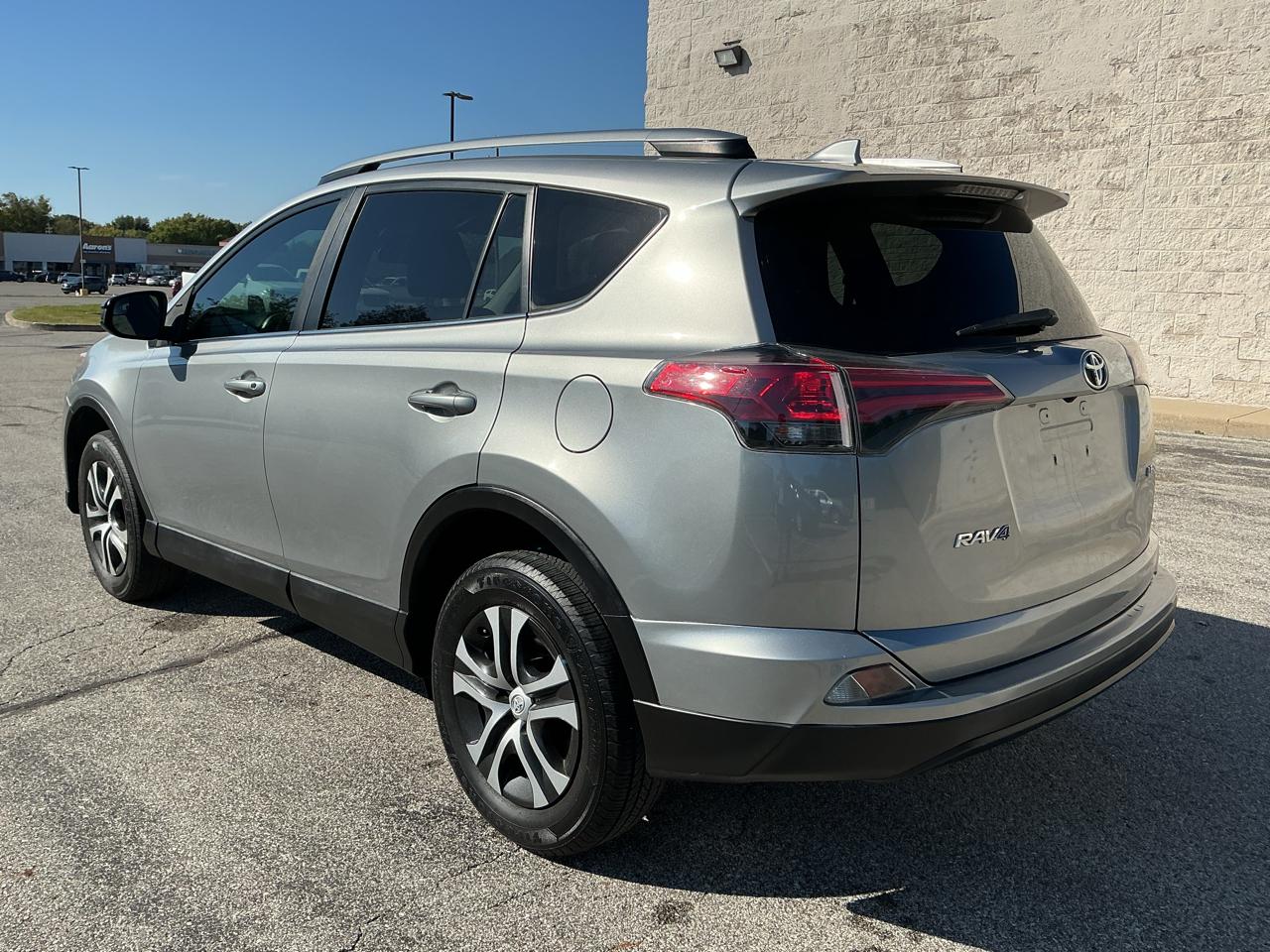 Toyota RAV4 LE FWD 2017