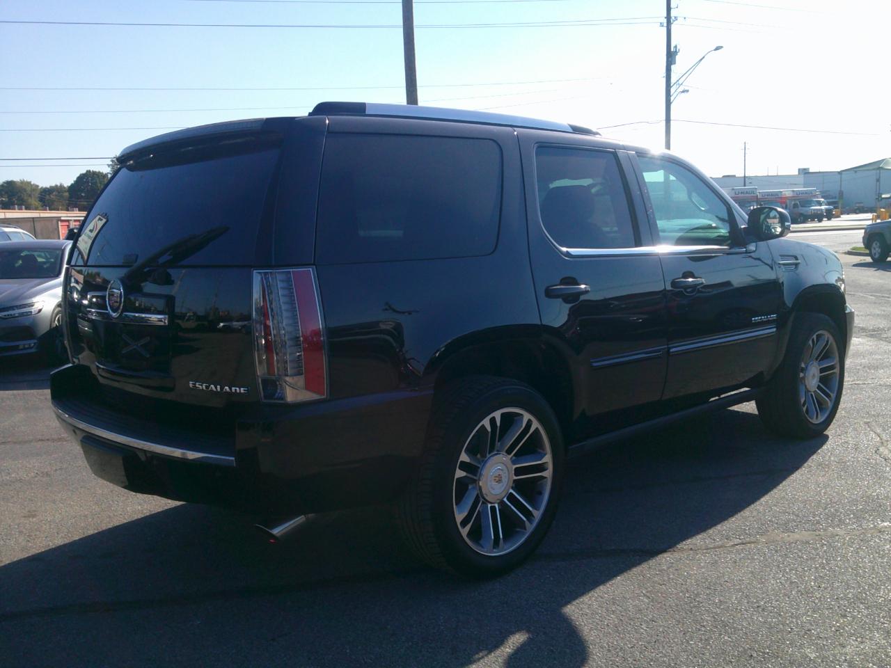 Cadillac Escalade 2WD Premium 2012