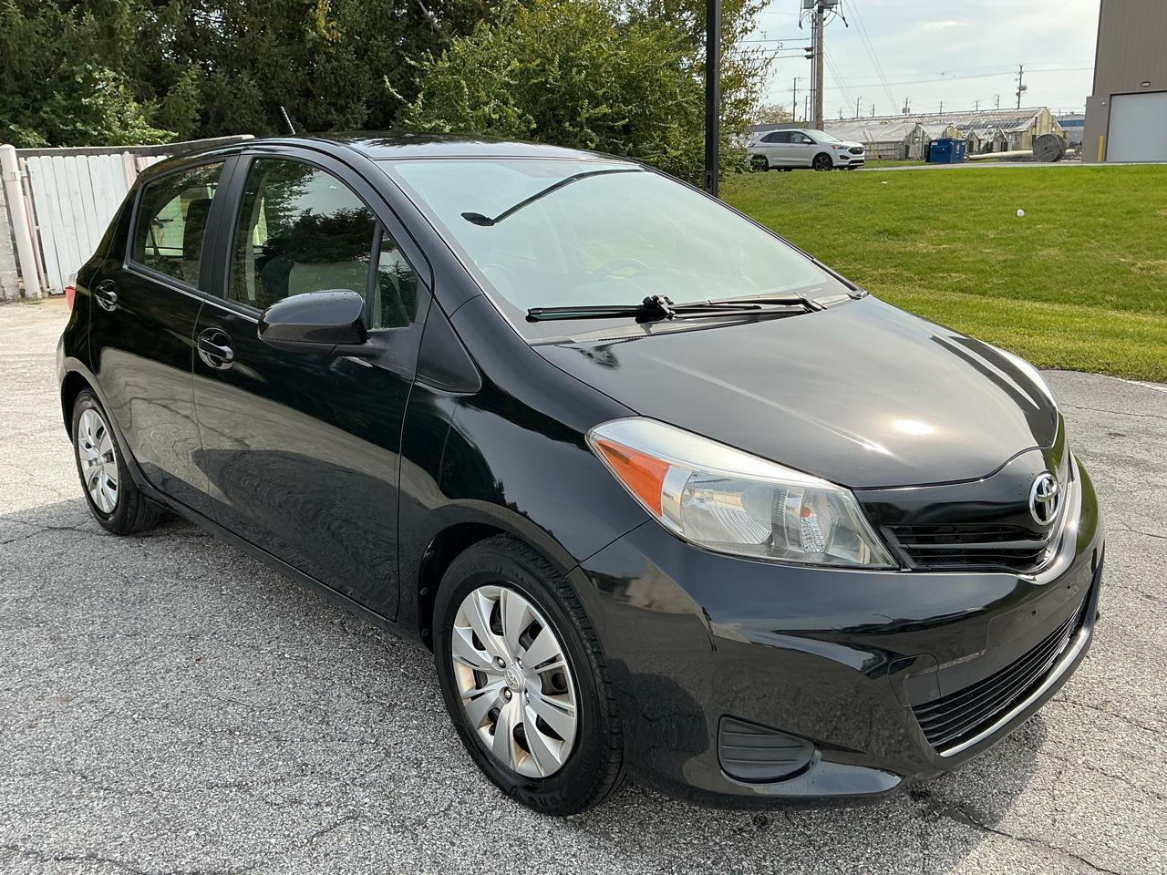 Toyota Yaris LE 5-Door AT 2013