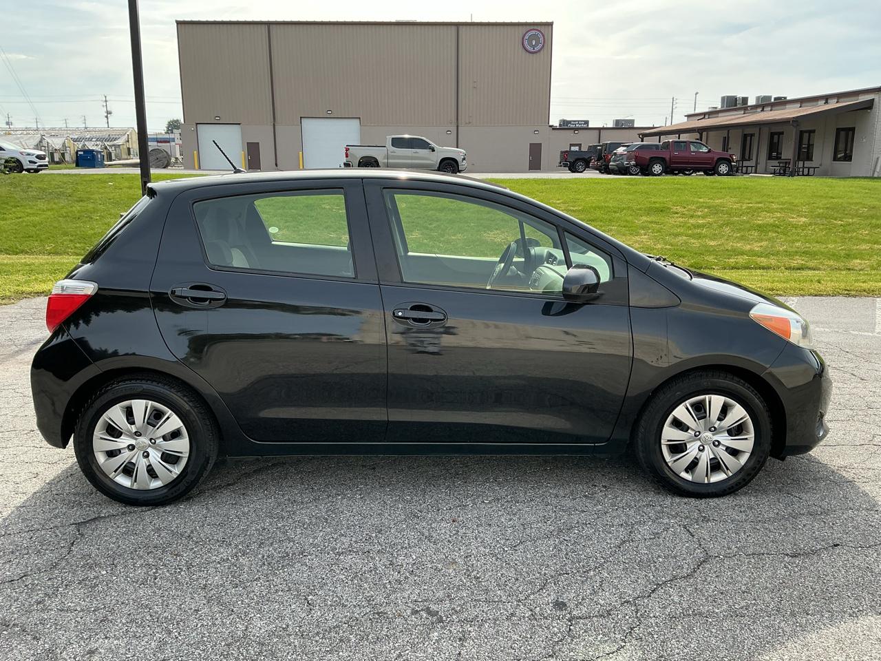 Toyota Yaris LE 5-Door AT 2013