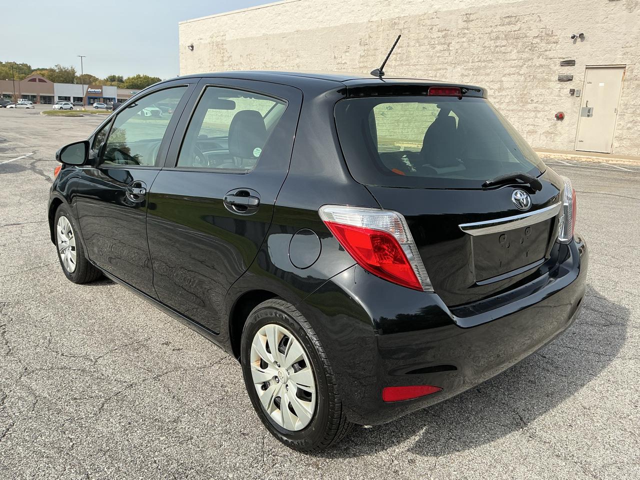 Toyota Yaris LE 5-Door AT 2013