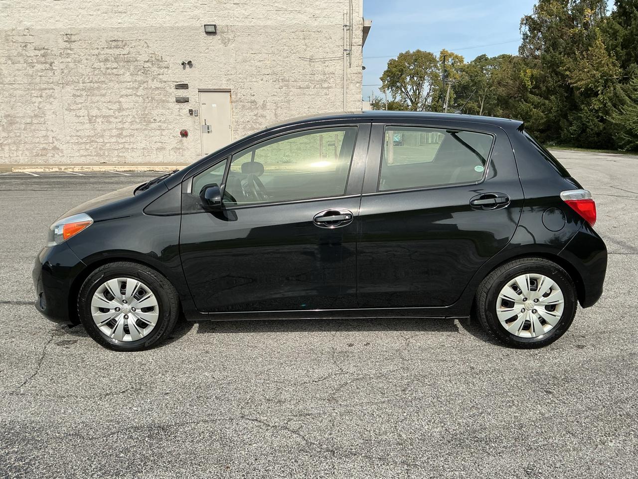 Toyota Yaris LE 5-Door AT 2013