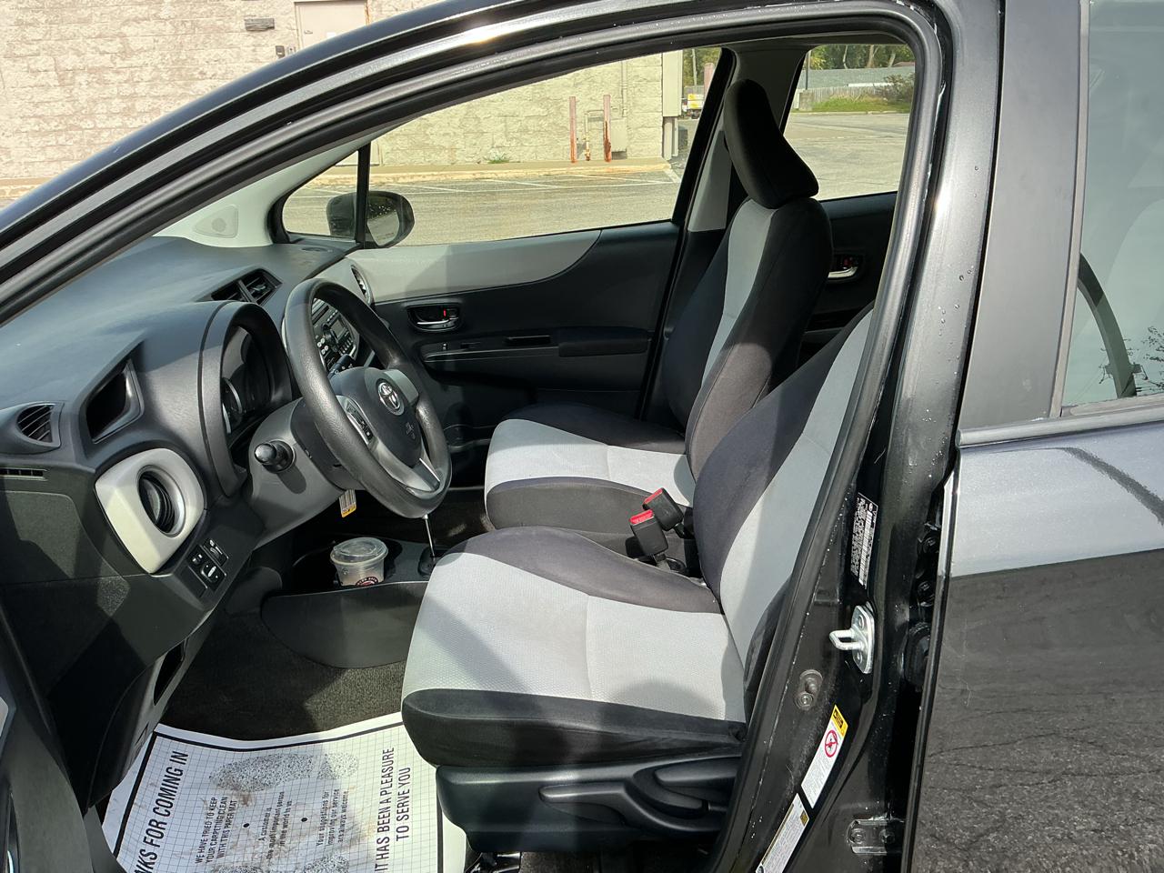 Toyota Yaris LE 5-Door AT 2013