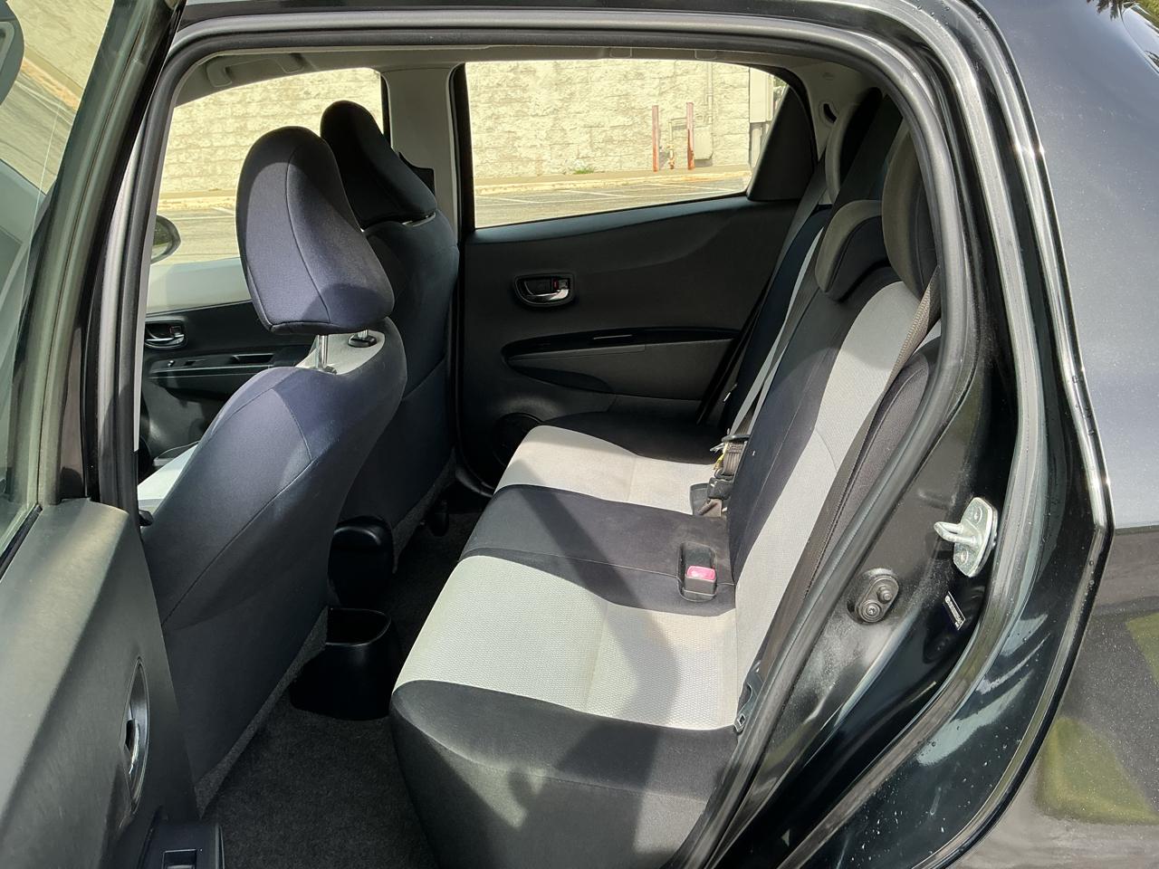 Toyota Yaris LE 5-Door AT 2013