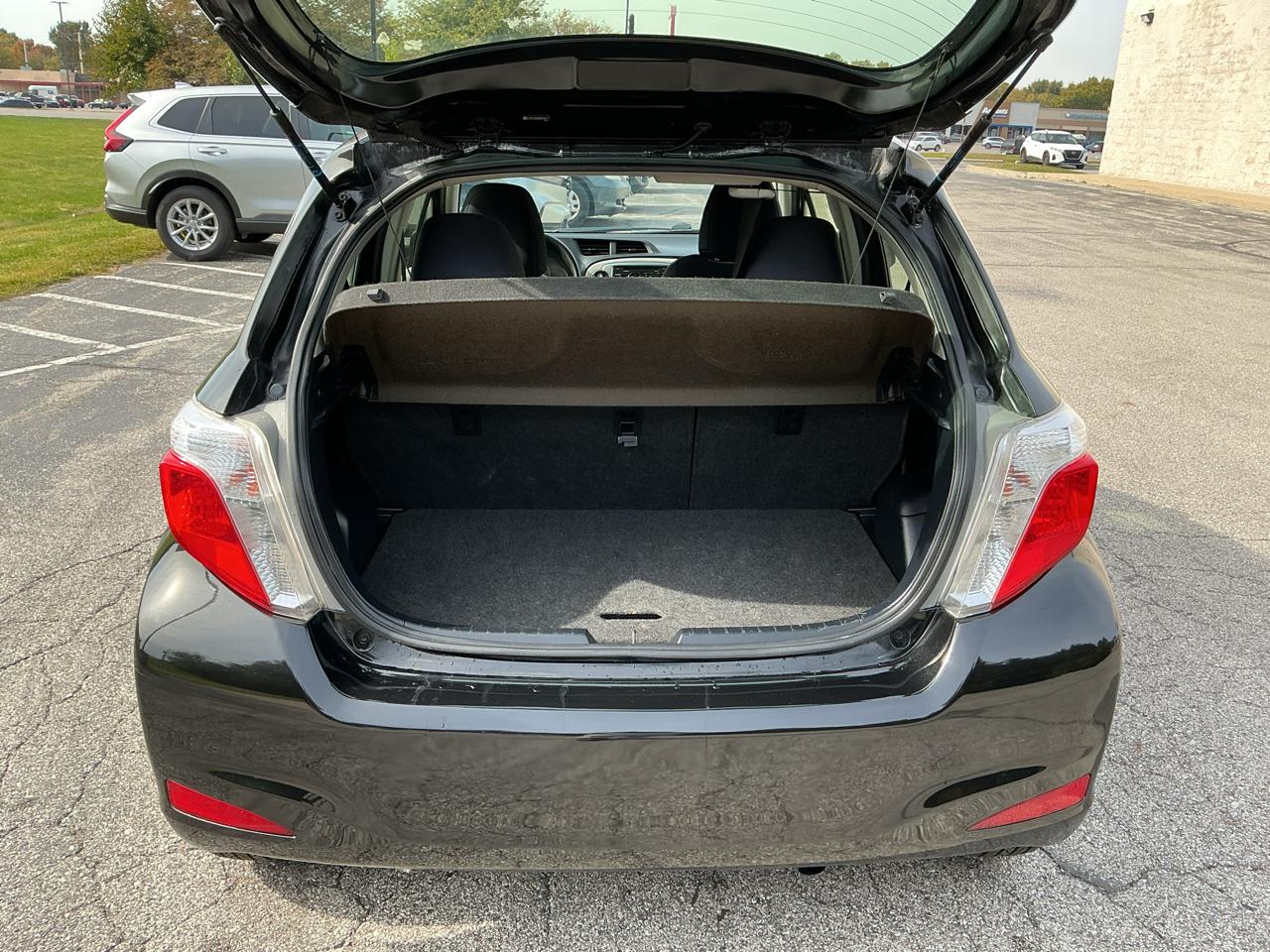 Toyota Yaris LE 5-Door AT 2013